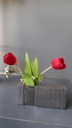 Vase gris argenté avec fausses fleurs, Maison & Meubles, Enlèvement ou Envoi, Comme neuf, Autres couleurs, Autres matériaux