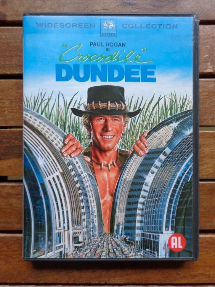 )))  Crocodile Dundee  //  Paul Hogan  (((, Cd's en Dvd's, Dvd's | Komedie, Zo goed als nieuw, Actiekomedie, Alle leeftijden, Ophalen of Verzenden