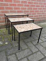 Vintage set van 3 bijzettafels / nest tafeltjes jaren 70, Huis en Inrichting, Ophalen of Verzenden, Zo goed als nieuw, Metaal