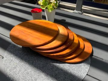 Prachtige Scandinavische houten borden beschikbaar voor biedingen