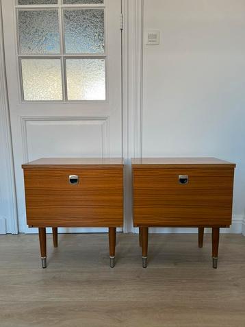 Set vintage nachtkastjes beschikbaar voor biedingen