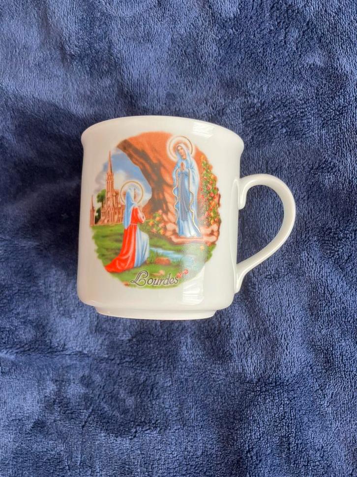 Lourdes souvenir koffietas kop mok grot France Bernadette, Verzamelen, Disney, Zo goed als nieuw, Servies, Overige figuren, Ophalen of Verzenden