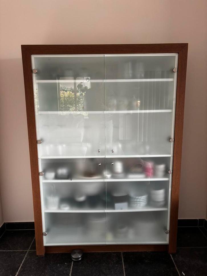 Moderne vitrinekast met matglazen deuren – als nieuw, Huis en Inrichting, Kasten | Vitrinekasten, Zo goed als nieuw, 150 tot 200 cm