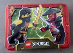 Metalen doos LEGO Ninjago: Cole vs. Drix - 2025, Kinderen en Baby's, Speelgoed | Duplo en Lego, Ophalen of Verzenden, Zo goed als nieuw