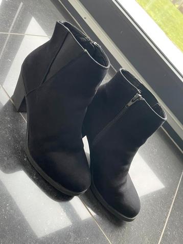 Enkellaars zwart suede beschikbaar voor biedingen