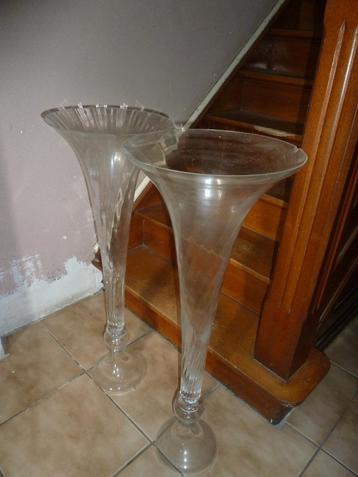 2 grote glazen vazen beschikbaar voor biedingen