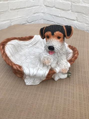 Zeer verfijnde uitgewerkte mand met hondje. Van BALDRINI.  beschikbaar voor biedingen