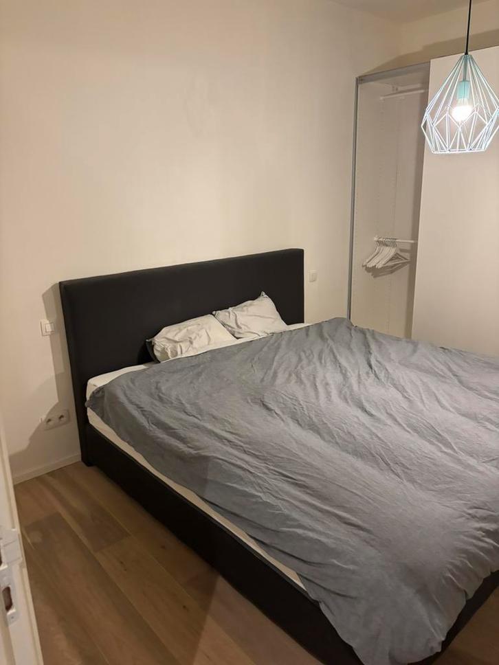 Gratis: Tweepersoonsbed met matras, Huis en Inrichting, Slaapkamer | Bedden, Gebruikt, Tweepersoons, 180 cm, 210 cm, Grijs, Ophalen