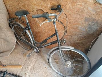 Damesfiets, moet nagekeken worden beschikbaar voor biedingen