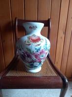 Vintage hangbuikvaas met bloemen