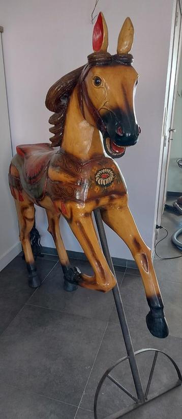 Mooi antieken kermispaard met echte staart beschikbaar voor biedingen