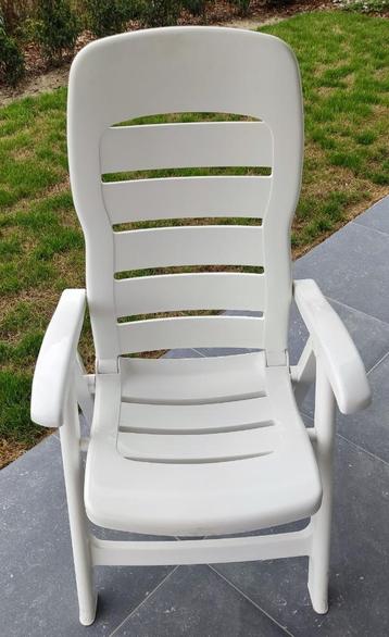 2 tuinstoelen witte kunsstof, verstelbaar beschikbaar voor biedingen