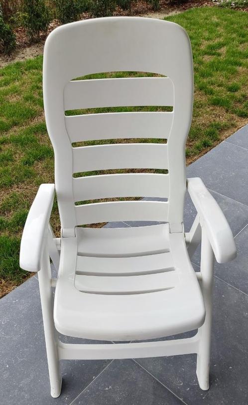 2 tuinstoelen witte kunsstof, verstelbaar, Tuin en Terras, Tuinstoelen, Gebruikt, Kunststof, Inklapbaar, Verstelbaar, Ophalen