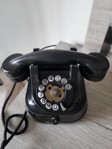 Vintage telefoon  beschikbaar voor biedingen