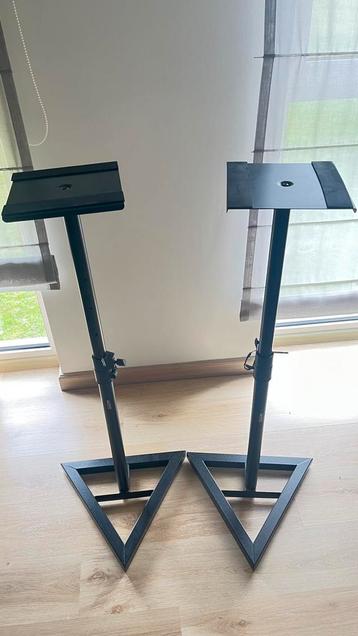 Stands voor monitoren beschikbaar voor biedingen