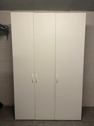 Kleerkast beschikbaar voor biedingen