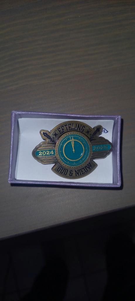 Efteling oud nieuw pin 2024/25 oplage 400 st collectors item, Verzamelen, Efteling, Nieuw, Button of Speldje, Ophalen of Verzenden
