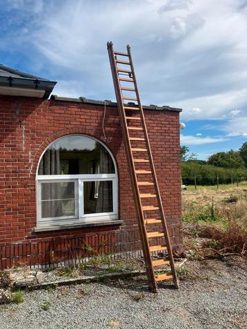 Tweedelig houten ladder met katrol +-5m beschikbaar voor biedingen