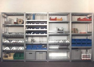Metalen plank + modulaire container (gegalvaniseerde rekken) beschikbaar voor biedingen