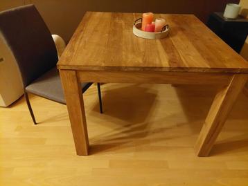 Tafel en stoelen disponible aux enchères