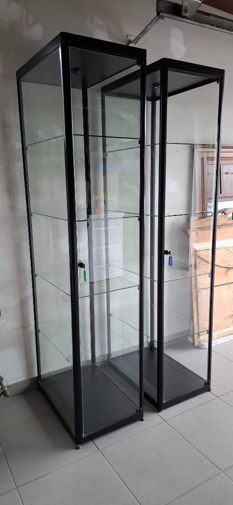 2 Zwarte vitrinekasten, glas, slot, verlichting, 4 leggers, Huis en Inrichting, Kasten | Vitrinekasten, Gebruikt, Glas, Ophalen