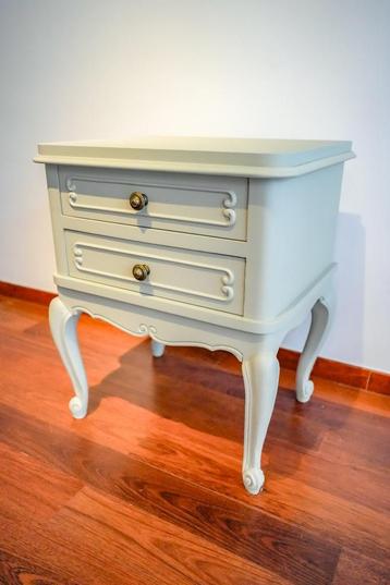 Groen vintage nachtkastje beschikbaar voor biedingen