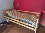 Lit médical électrique avec matelas anti escarre, Comme neuf