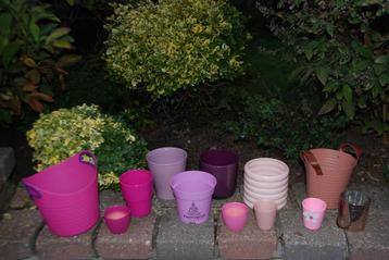 Set van 12 roze en paarse plantenbakken van terracotta en gl