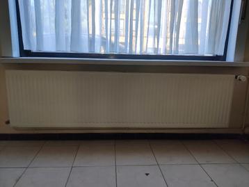 Witte paneelradiator 200 cm lang, 11 cm diep en 50 cm hoog beschikbaar voor biedingen