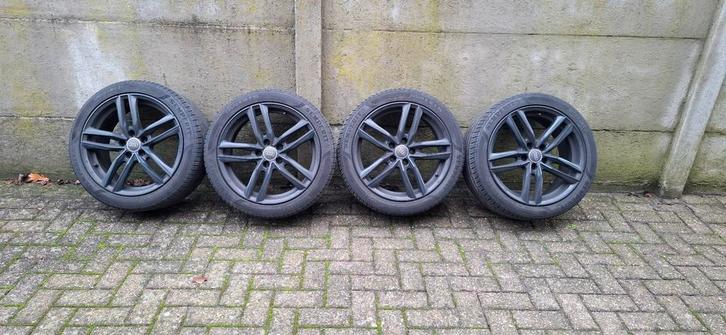 Audi  banden + velgen 18 inch in zeer nette perfecte staat, Auto-onderdelen, Banden en Velgen, Band(en), 18 inch, Ophalen