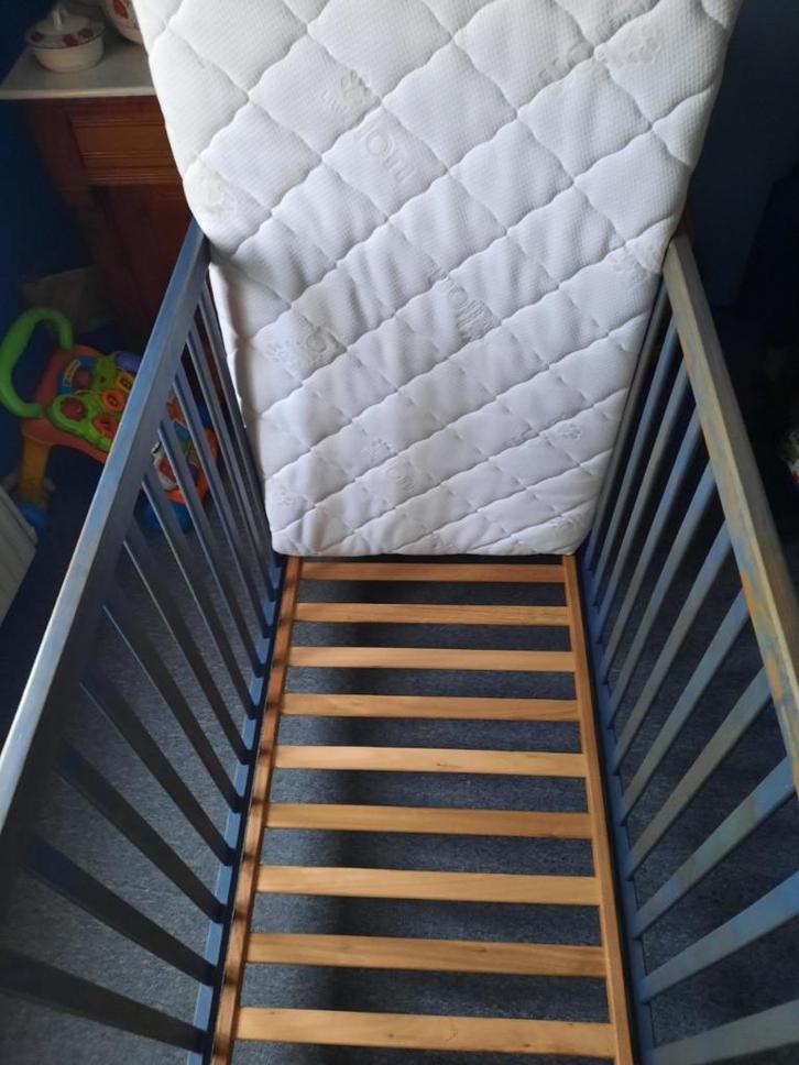 KOOIBED VOOR BABY'S EN JONGE KINDEREN, Kinderen en Baby's, Kinderkamer | Bedden, Zo goed als nieuw, Lattenbodem, Matras, Ophalen