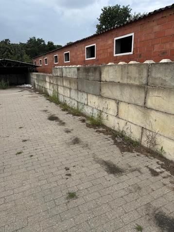 Betonnen stapelblokken beschikbaar voor biedingen