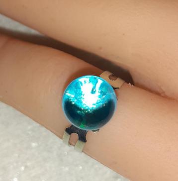 Damesring unieke speciale blauwe opaal bol