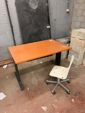 klein bureau, stoel en kledingkast beschikbaar voor biedingen