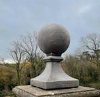 Paalkop xxl - ornament - grote bol op voet uit steen, Tuin en Terras, Tuinvazen, Ophalen