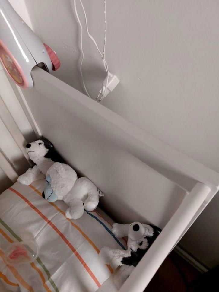 lit bébé  blanc, Kinderen en Baby's, Kinderkamer | Bedden, Zo goed als nieuw, Lattenbodem, Matras, Ophalen