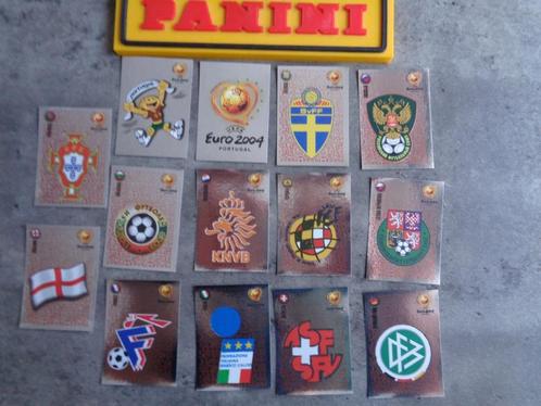 PANINI VOETBAL STICKERS EURO 2004  14X  emblemen badges nieu, Hobby en Vrije tijd, Stickers en Plaatjes, Ophalen of Verzenden