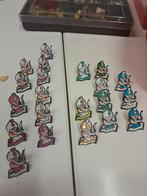 21 verschillende pins fakir op vliegend tapijt, Ophalen of Verzenden, Zo goed als nieuw, Figuurtje, Speldje of Pin