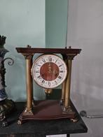Klok werkend. Hout en bronze pillars., Antiquités & Art, Antiquités | Horloges, Enlèvement