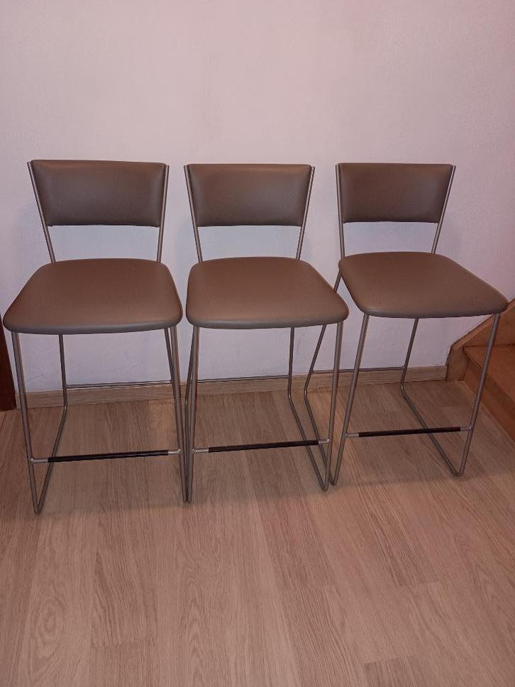 3 hoge stoelen voor keukeneiland – stijlvol en praktisch, Huis en Inrichting, Stoelen, Zo goed als nieuw, Drie, Kunststof, Metaal