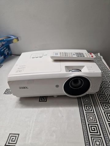 Beamer merk beng zo goed als nieuw, Audio, Tv en Foto, Beamers, Ophalen, Zo goed als nieuw