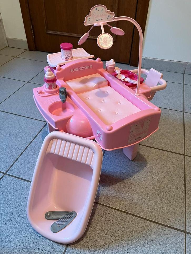 Nursery poppenverzorgingscenter, Kinderen en Baby's, Speelgoed | Poppen, Zo goed als nieuw, Babypop, Ophalen