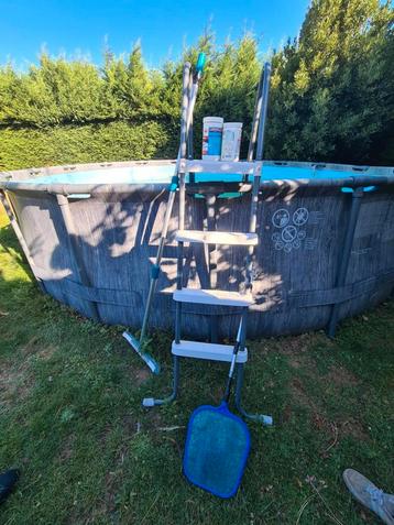 Zwembad 549 x 122 met warmte pomp en zand filter en robot