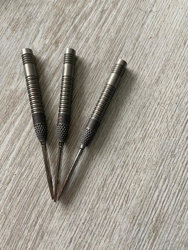 Darts Dimitri van den bergh, Ophalen of Verzenden, Zo goed als nieuw, Pijlen