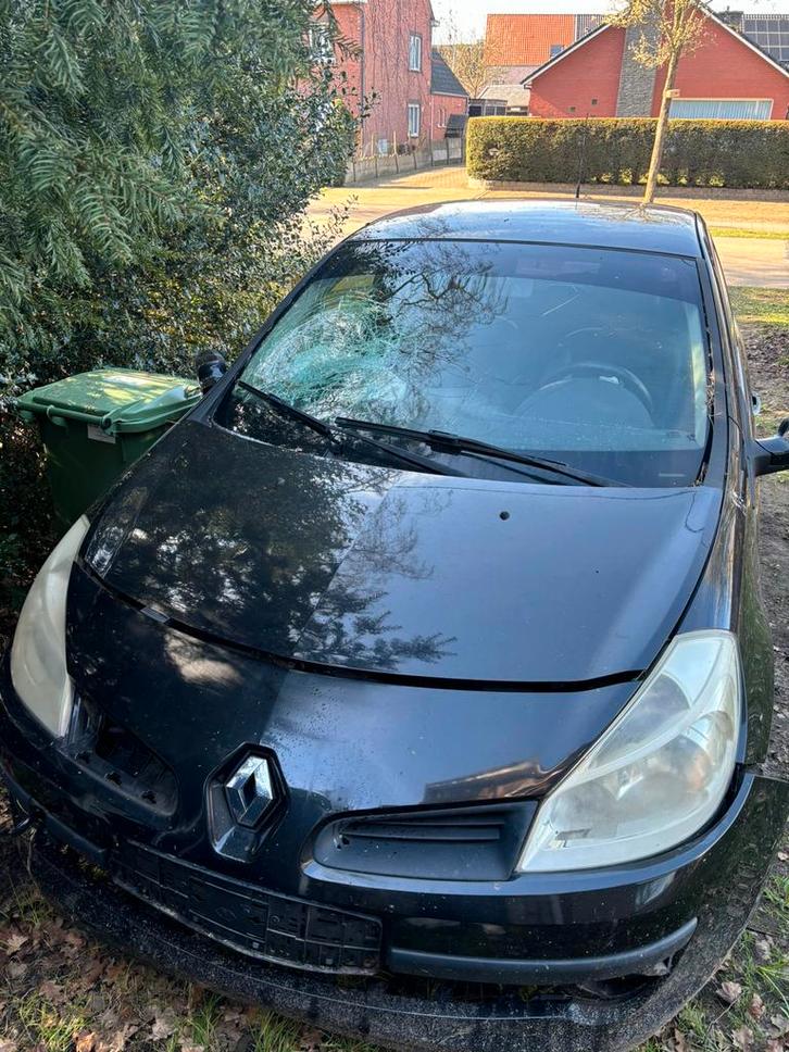 Clio 2009 voor onderdelen – motor kapot – accident, Autos : Pièces & Accessoires, Autres pièces automobiles, Renault, Enlèvement