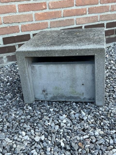 Betonnen brievenbus (voor plaatsing op sokkel of verhoog), Enlèvement, Utilisé, Béton, Sur pied