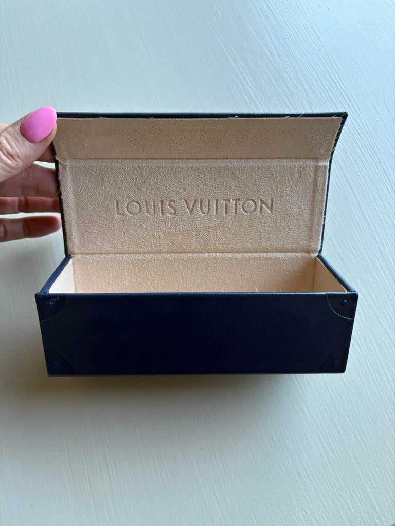 Zonnebril case van louis vuitton orgineel, Bijoux, Sacs & Beauté, Lunettes de Soleil & Lunettes | Hommes, Enlèvement, Comme neuf