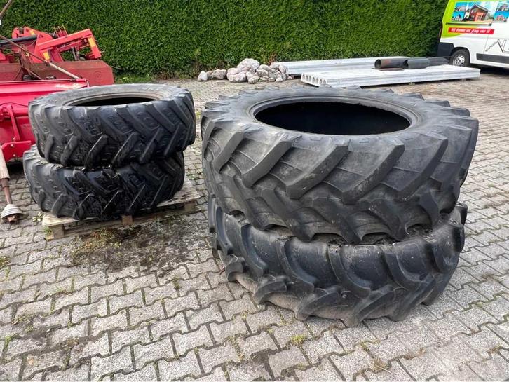 Set Pirelli BKT voor en achterbanden, Zakelijke goederen, Landbouw | Onderdelen | Banden, Velgen en Assen