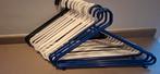 17 plastieken kleerhangers € 5, Ophalen of Verzenden