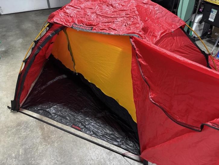 Hilleberg Allak 2 tent rood met footprint, Caravans en Kamperen, Tenten, tot en met 2, Zo goed als nieuw, Ophalen of Verzenden